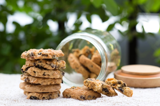 pila de galletas en la mesa de madera.