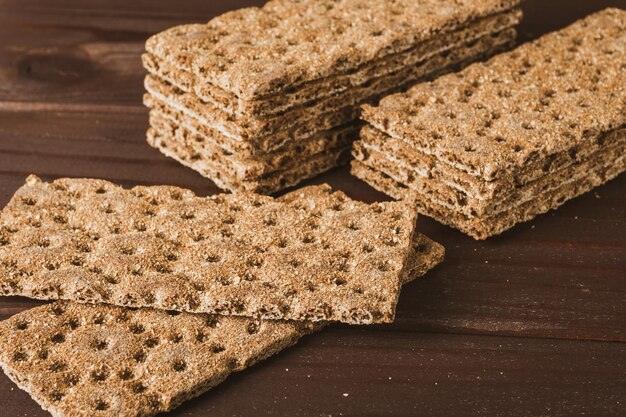 Pila de galletas de pan plano crujientes de trigo, centeno y maíz Fondo de alimentos saludables Vista de ángulo alto