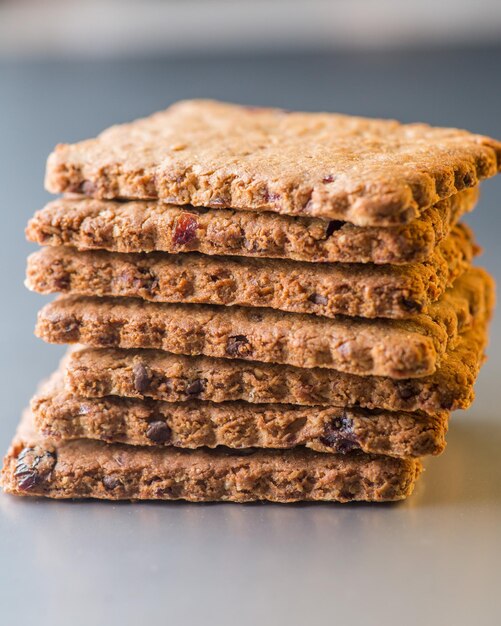 Pila de galletas sobre un fondo claro