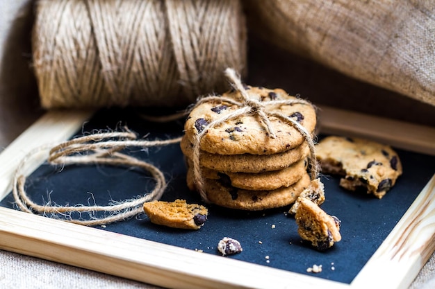 Pila de galletas con trocitos de chocolate atadas con hilo