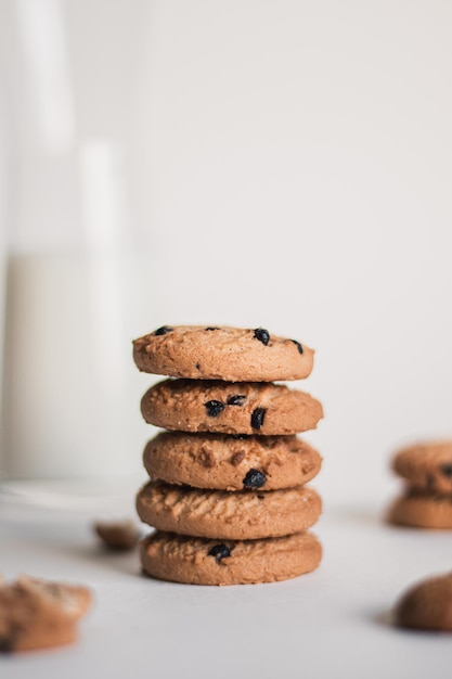 Una pila de galletas con trocitos de chocolate con vista de retrato matutino de postre de leche