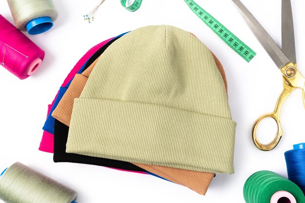 pila de gorros con estilo con aislamiento en diferentes con hilos de tijeras y agujas