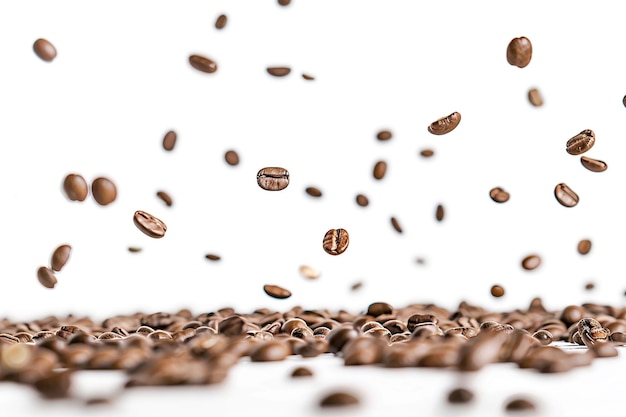 Foto una pila de granos de café con semillas cayendo