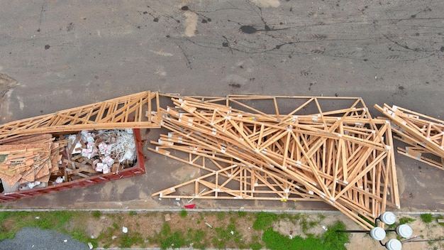 Pila de grupo en nuevos materiales de construcción para edificios sobre material de madera para la construcción