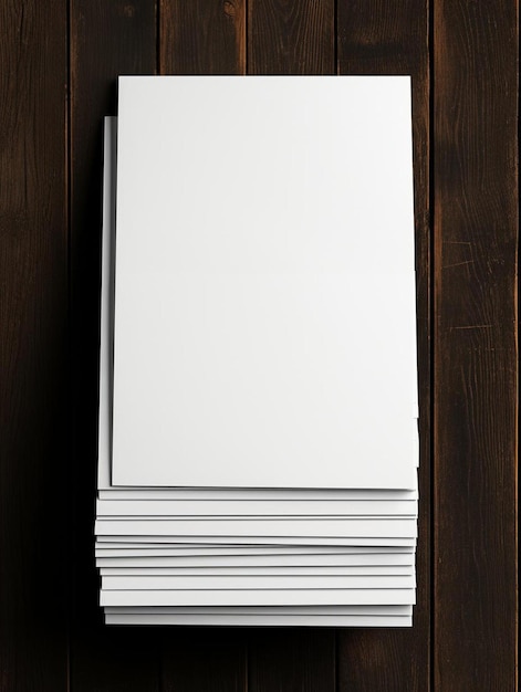 Foto pila de hojas de papel en blanco para folleto sobre fondo de madera negra