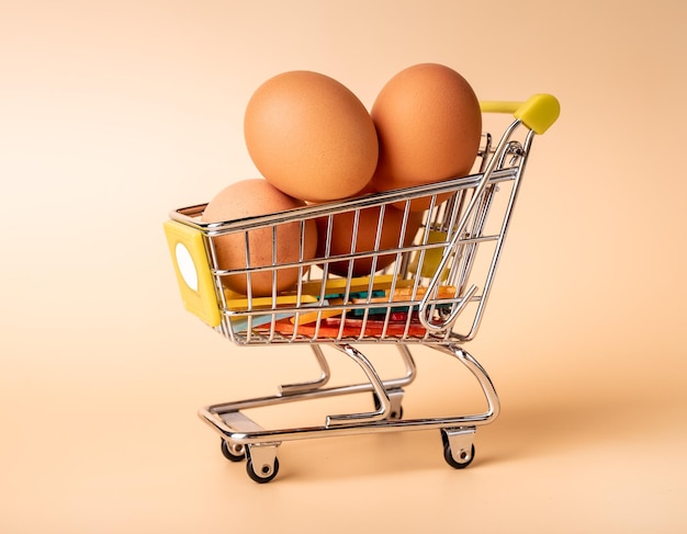 Pila de huevos de gallina en carrito de compras