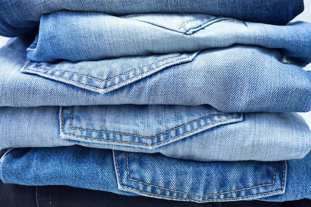 Pila de jeans azules y negros