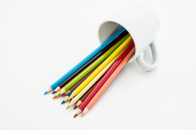 Pila de lápices de colores sobre fondo blanco