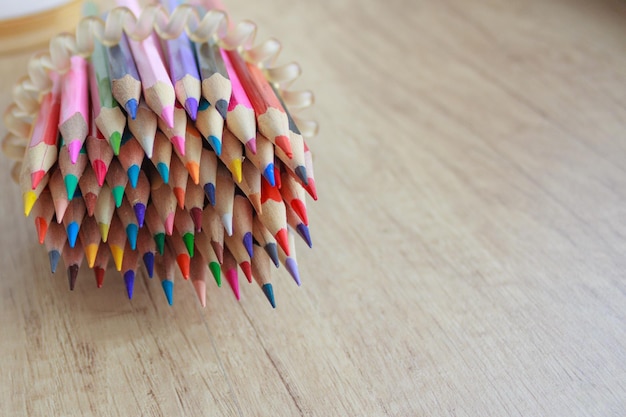 Una pila de lápices de colores sobre una mesa de madera.