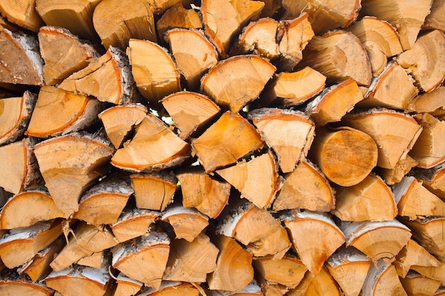 Pila de leña de abedul. Preparación de leña para el horno. fondo de madera. Preparación para el invierno