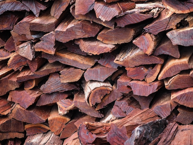 Pila de leña aserrada. Superficie y estructura de textura de madera rústica. Fondo de madera.