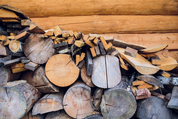 Una pila de leña grande y ordenada está hecha de madera para baño campestre. Ssunny día de primavera