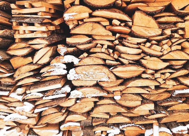 Una pila de leña de madera aserrada en primer plano