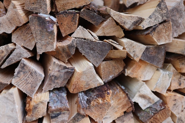 Pila de leña de pino picada seca como pila de madera de fondo preparada para calentar la casa durante el frío