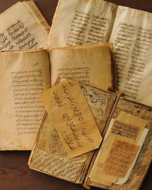 Pila de libros antiguos abiertos en árabe. Manuscritos y textos árabes antiguos. Vista superior