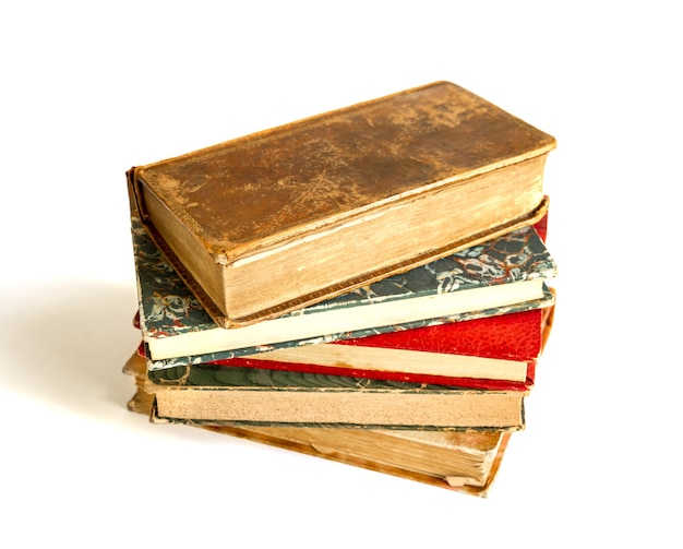 Pila de libros antiguos aislado sobre fondo blanco.