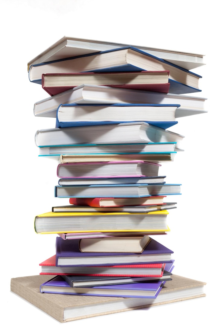 Foto una pila de libros apilados contra un fondo blanco