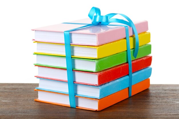 Pila de libros con cinta sobre fondo claro