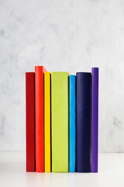 Pila de libros de colores del arco iris