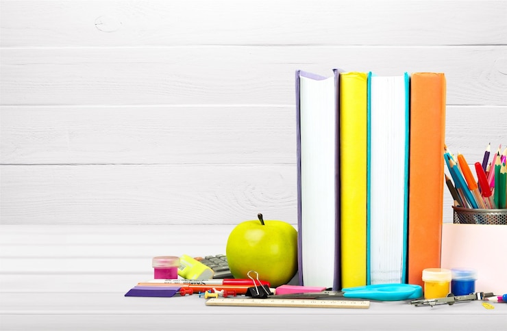 Foto pila de libros coloridos a bordo de fondo