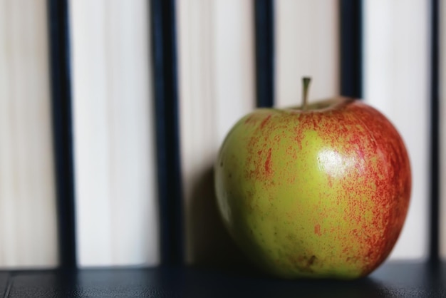 Pila de libros de concepto de educación, manzana y bolígrafo