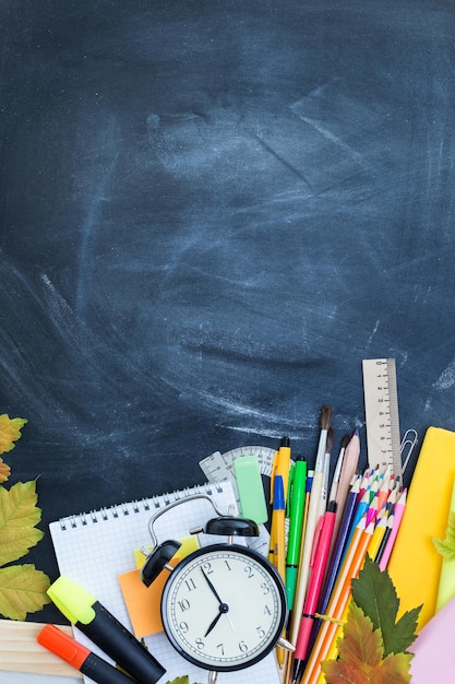 Pila de libros en un escritorio para el regreso a la escuela