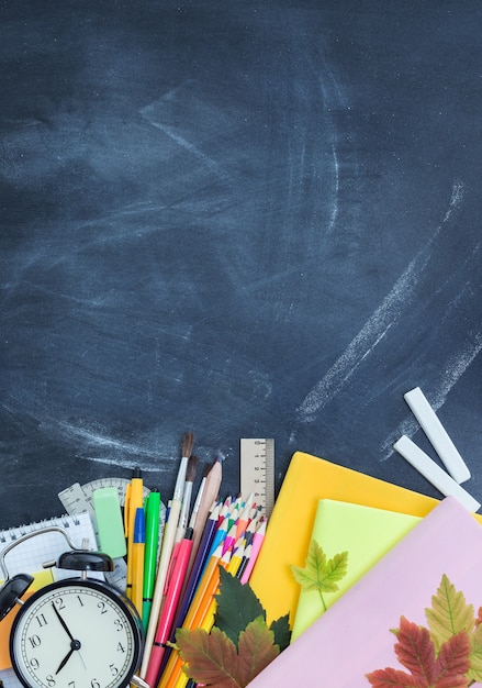 Pila de libros en un escritorio para el regreso a la escuela