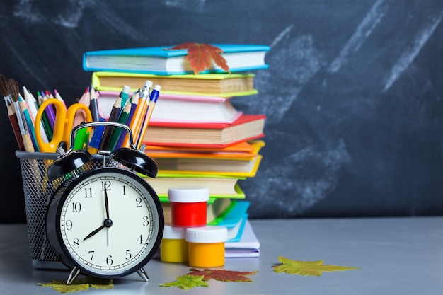 Pila de libros en un escritorio para el regreso a la escuela