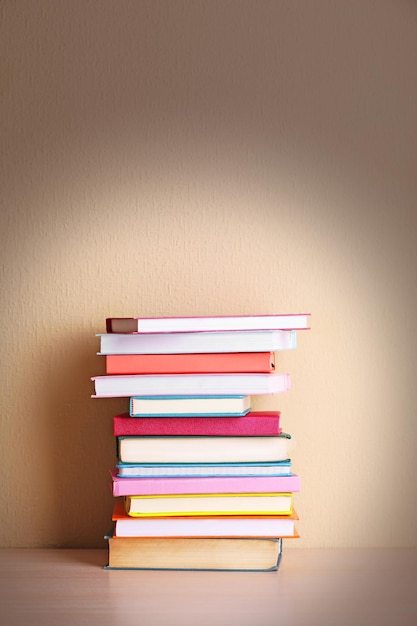 Pila de libros en la estantería