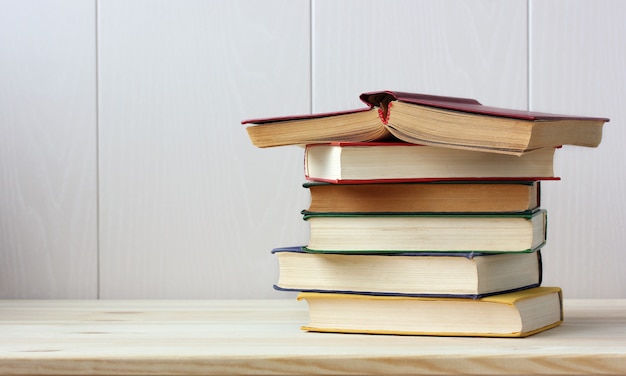 Pila de libros en la estantería.