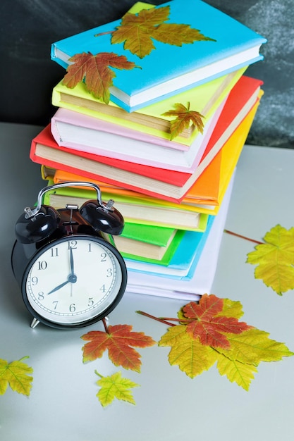 Pila de libros en el fondo del tablero de profesores