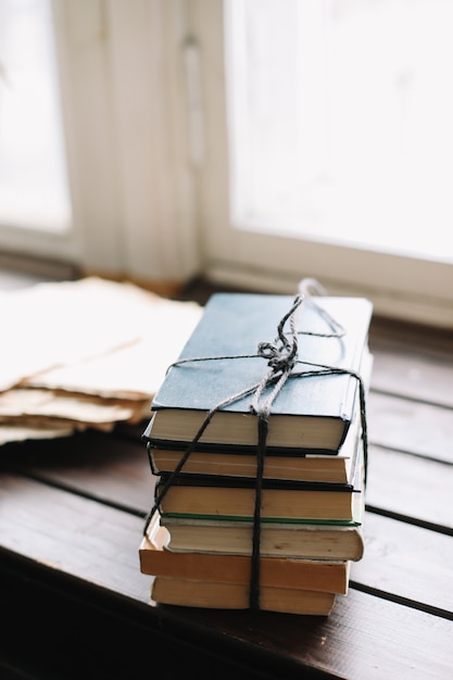 pila de libros en el interior de una casa