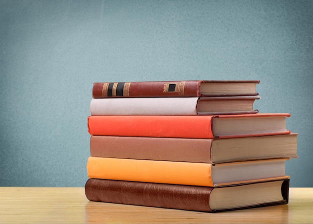 Pila de libros en la mesa aislado sobre fondo