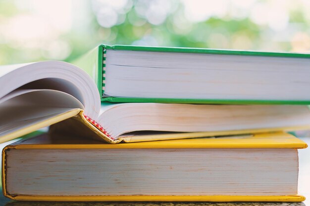 Foto una pila de libros en la mesa.