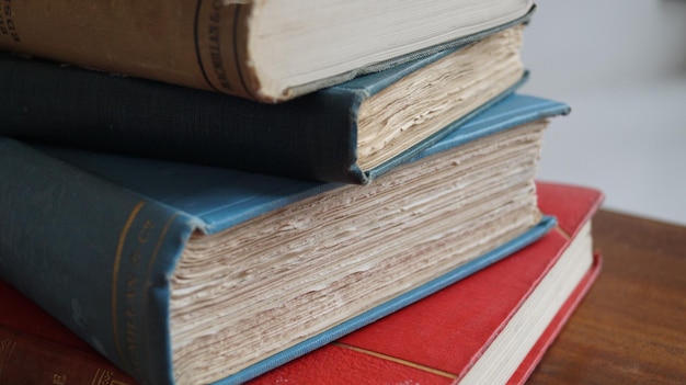 Una pila de libros en la mesa.