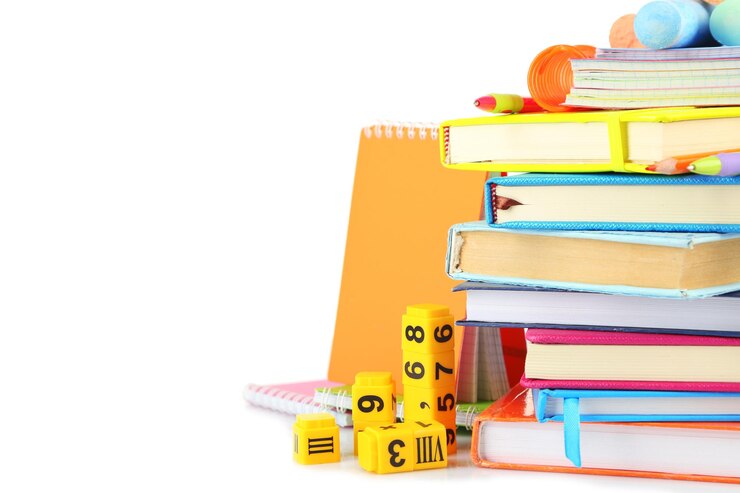 Foto una pila de libros y papelería aislados en blanco