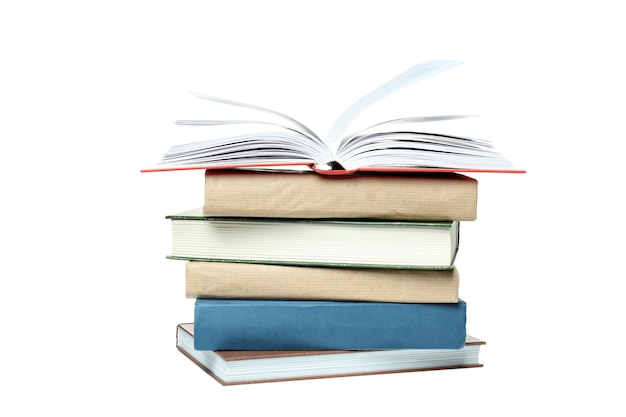 Una pila de libros PNGA aislados sobre un fondo blanco