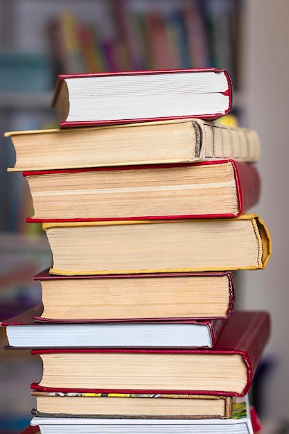 Foto pila de libros en el primer plano de la biblioteca