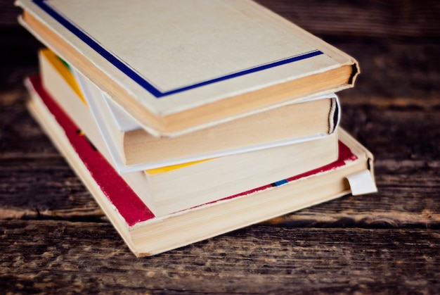 Foto pila de libros sobre un fondo de madera