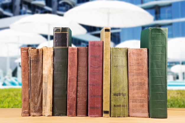 Foto pila de libros sobre el fondo natural