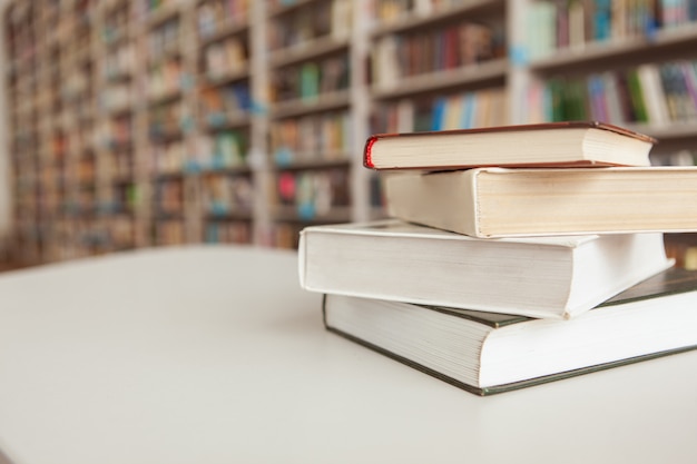 Pila de libros sobre la mesa en la biblioteca