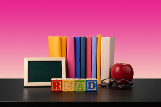 Foto pila de libros sobre mesa de madera negra