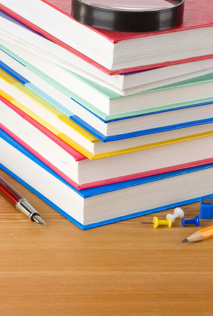 Foto pila de libros sobre la mesa de madera