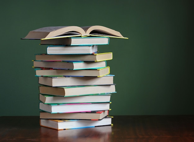 Foto pila de libros sobre la mesa. de vuelta a la escuela