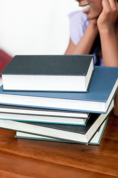 Foto pila de libros sobre una mesa