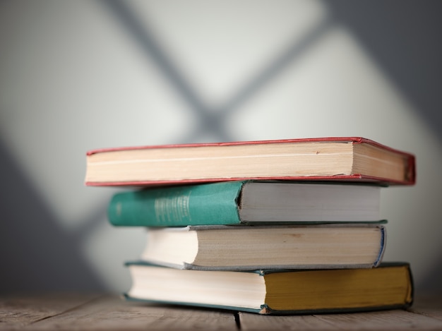 Pila de libros sobre la mesa