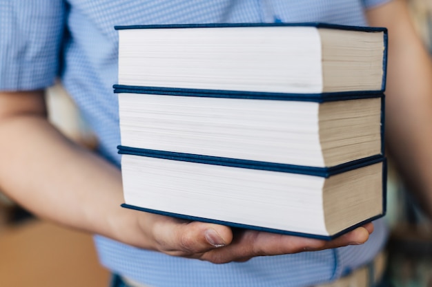 Foto pila de libros sobre la palma