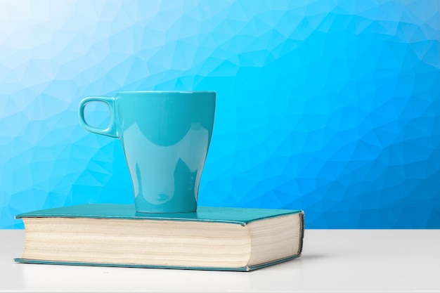 Pila de libros con taza