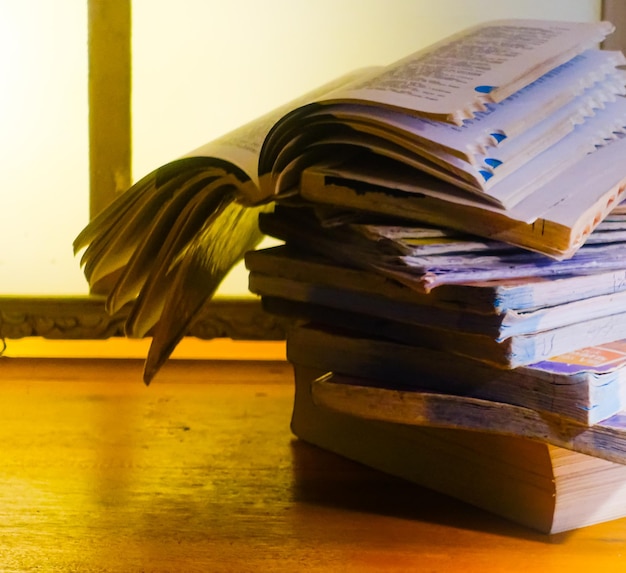 Foto una pila de libros viejos en la mesa.