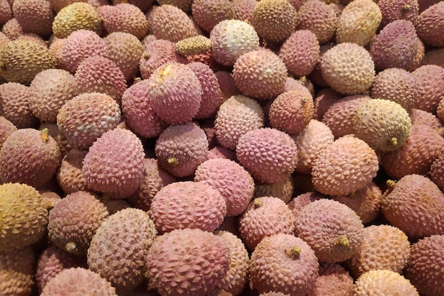 Pila de lichis en un puesto en el mercado